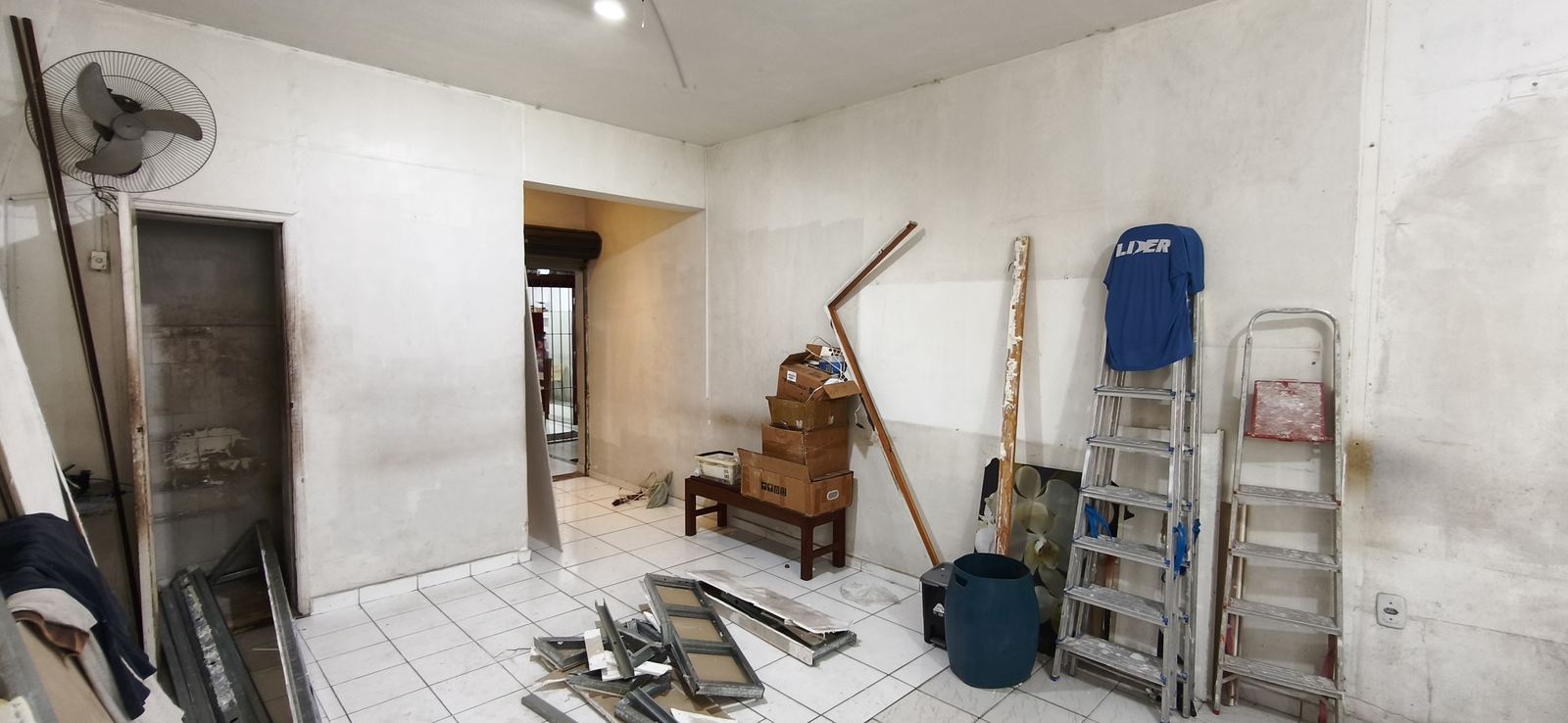 Salão da sala nova com os acessos ao banheiro e ao depósito