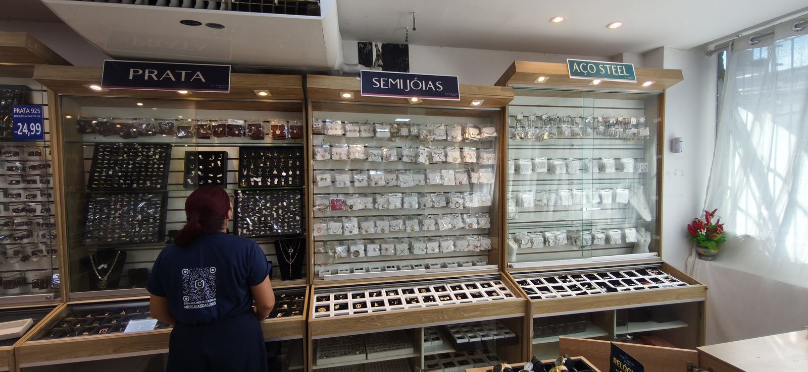 Painéis de gancho da loja 109, dentro das vitrines